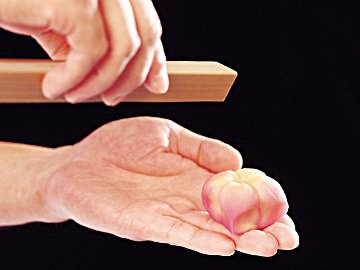 和菓子職人の手